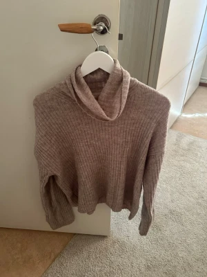 Beige ribbstickad polotröja - Mysig beige ribbstickad polotröja med avslappnad passform och långa ärmar. Tröjan har en bred polokrage och är tillverkad i ett mjukt material som passar perfekt för kyligare dagar!!😽😽