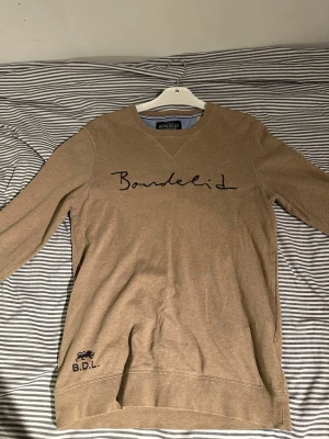 Bondelid sweatshirt - En fet sweatshirt som är skön och snygg, köpte den i höstas och använt den ungefär 5 gånger. Undrar du något så är det bara att skicka ett meddelande! Priset kan såklart diskuteras vid snabb affär!!!