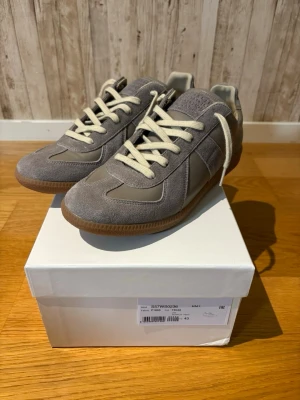 Maison margiela skor - Säljer ett par Maison Margiela GAT som inte kommer till användning längre. Skorna är i nyskick och har endast använts ett fåtal gånger. En väldigt stilren och tidlös modell som fungerar till i princip allt. Säljs då jag rensar garderoben. Hör gärna av dig om du har några frågor eller vill ha fler bilder.  Kvitto finns!