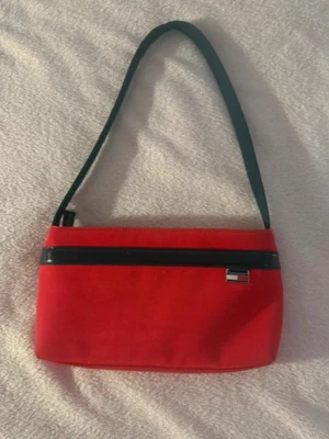 Vintage Tommy Hilfiger väska - Cool y2k Tommy Hilfiger väska från 2000-talet!! 