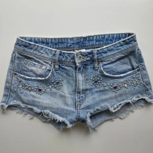 Korta jeansshorts med strass - Supersnygga jeansshorts med strassdetaljer 💕