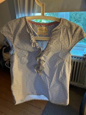 Blårandig blus med volang - Söt blus från Lindex i storlek S