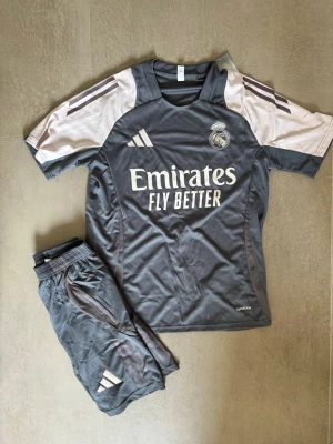 Real Madrid grå träningsset - Helt ny ,storlek S 