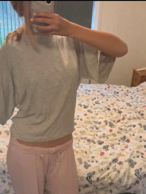 Grå T-shirt  - Grå T-shirt ifrån Lager 157 i st XL. Modellen ska sitta tajtare vid magen men jag på bilden som vanligtvis bär S ville ha den lite mer baggy💓