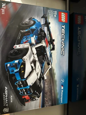 LEGO Technic BMW M Motorsport bil - Oöppnad helt nytt. Säljer ett LEGO Technic set med BMW M Motorsport bil, modellnummer 42176. Byggsatsen har 747 delar och är i färgerna blå, vit, svart och röd. Designen är inspirerad av racing och Asphalt Legends. Passar för dig som gillar bilar och teknik.