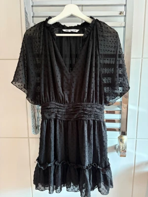 kort klänning zara - säljer denna fina mini klänning från Zara, fint skick och säljs i storlek M 