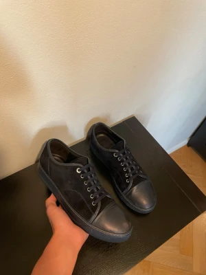 Mörkblå skor från Lanvin - Säljer nu dessa riktigt fina Mörkblå dojjor från Lanvin / skick 9/10 / storlek 42 / kontakta via intresse eller annat och pris kan såklart diskuteras kom med bud!😊