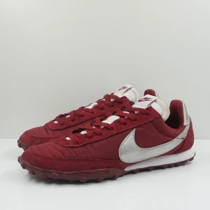 Nike Waffle Racer Team Red - Den här varan kommer auktioneras ut på Sneakershyllan x Plick Live den Torsdagen 16 juli kl 19. Sneakers från Nike i vinröd färg i låg profil med silvrig swoosh. Gott skick, storlek EU 42.5