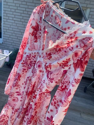 Blommig kortklänning med spetsdetaljer - Står inte storlek men det är stl S Eller Xs. använd två gånger