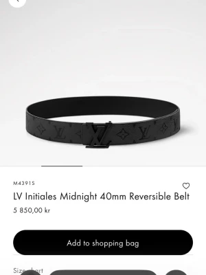 Louis Vuitton bälte midnight  -  ÄKTA MED KVITTO Vid intresse tveka inte! Skick 10/10 inte nån skråmma på den har använt den 2 gånger har slutat passa som normalt och just därför vill jag ha bort den köptes för exakt 5850kr inga tecken för användning bara att 1 hål är större för att jag haft knäpen inuti den.