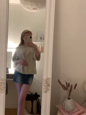 Beige loose stickad topp - En beige, loose stickad topp med rund hals och halvlånga ärmar. Perfekt till jeans eller kjol för en avslappnad look. Från Gina tricot.