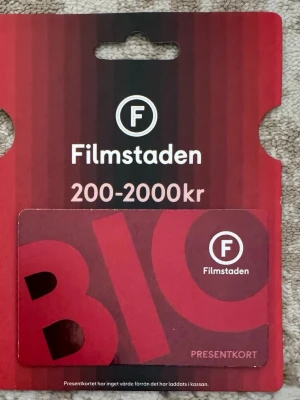 Presentkort Filmstaden 650 kr - Presentkort från Filmstaden med laddningsvärde 650 kronor. Kortet är giltigt i två år till. Perfekt för biobesök och popcornkvällar med vänner.