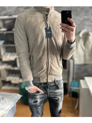 Mockajacka från Hackett London - Splitter ny, inga defekter och taga medföljer! Storlek S som sitter som storlek S✅ Nypris: ca 8000kr🔥Modellen är 185cm, 75kg. Skriv för mer information!🤝