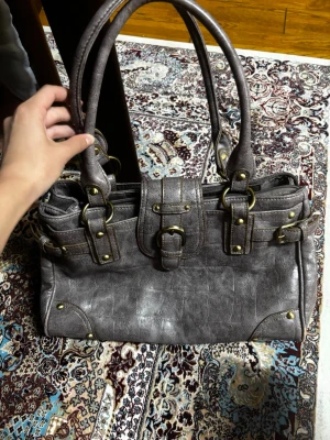 Snygg citybag - Snygg citybag med flera snygga detaljer. Väskan ser lite mörkare ut på bilderna men är mer åt det lila hållet, sista bilden är likanadr med verkligheten. Perfekt accessoar för att lyfta din outfit✨🥰pris kan diskuteras, vid snabb affär 💨