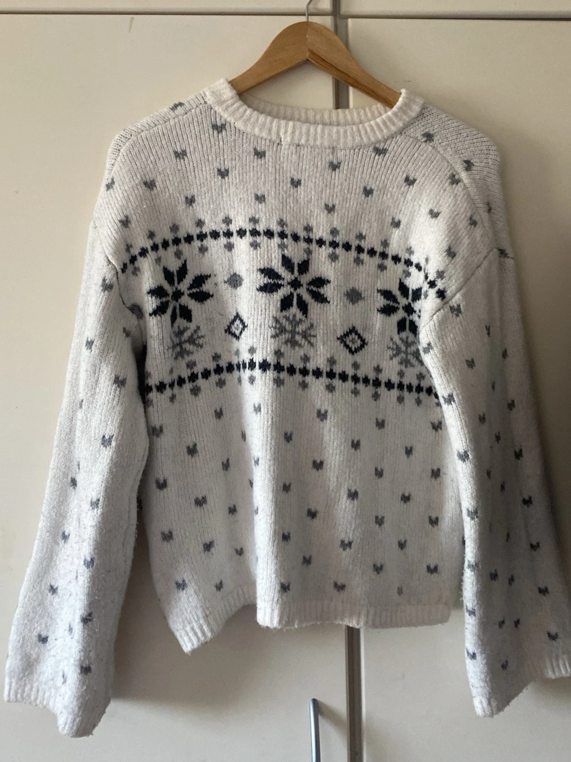 Vit stickad tröja med snöflingor