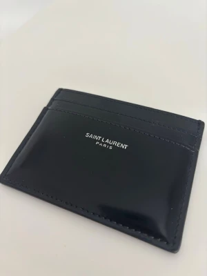 Saint Laurent cardholder - Snygg stilren saintlaurent korthållare.