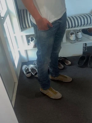  Diesel jeans - Ett par feta disel jeans i modellen tepphar är w33 men sitter som w32 killen på bilden är 182. Fråga vid funderingar 