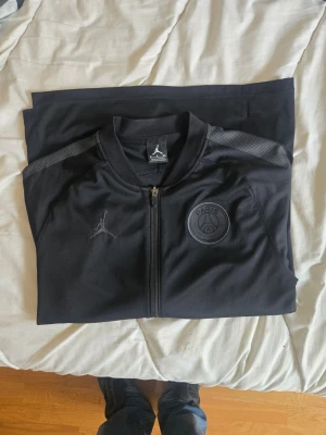 Snygg svart nike och psg helzip - Orginal tröja i nyskick. Bekväm storlek S