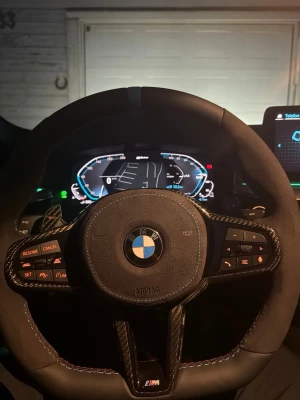 BMW M sport ratt med multifunktion - Säljer en BMW M sport ratt med multifunktionsknappar, svart läder och alcantara, kolfiberdetaljer och blå sömmar. Ratten har paddlar för växling och en blå markering upptill. Passar till BMW-modeller med M-paket, ALLA G MODELLER PASSAR DEN. KOMMER UTAN AIRBAG! Kom privat för fler frågor 