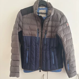 Moncler Grenoble Ski-Jacket - Tjena! Riktigt snygg jacka från Moncler Grenoble. Denna jackan produceras inte längre någonstans, väldigt limiterad. (Skick: 4/5)  (Size: 2)  (Retail: 10 000kr)  (Vårt pris: 2 000kr). Hör gärna av er vid frågor & funderingar. /Mvh, WC Archive.