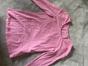 Basic långärmad T-shirt rosa - Köpt på lager 157 använd 1-2 gånger. 
