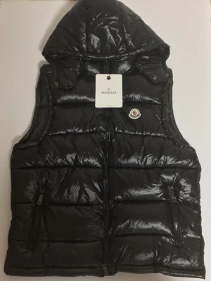 Moncler väst - Säljer en jättefin moncler väst i storlek M som är helt ny och väntas på nästa köpare! Nfc tagg funkar också!