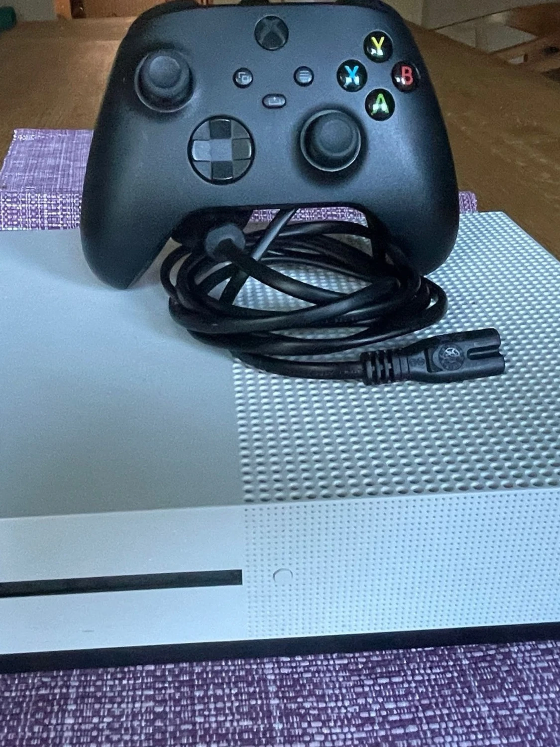 Xbox One S vit spelkonsol med kontroll - 1
