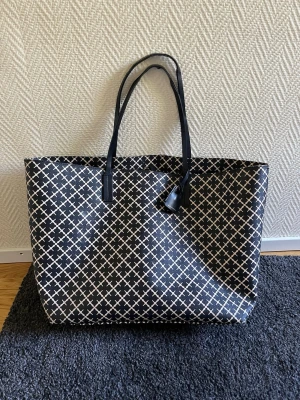 Svartvit shoppingväska By Malene Birger - By Malene Birger väska, lite slitna på handtagen men annars inte mycket tecken på slitage, dustbag ingår ❤️
