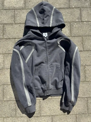 Streetwear Hoodie - Storlek M - Kan upplevas som något oversize och kort i modell. Ej använd, mycket fin kvalitet.