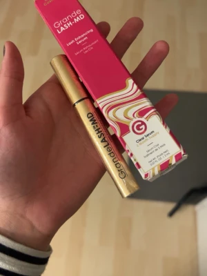 GrandeLASH-MD ögonfransserum - Ögonfransserum från GrandeLASH-MD som hjälper till att förbättra längden och fylligheten på dina fransar. Kommer i en snygg guldfärgad tub med svart text och tillhörande rosa och vit förpackning. Innehåller clear serum för 3 månaders användning.