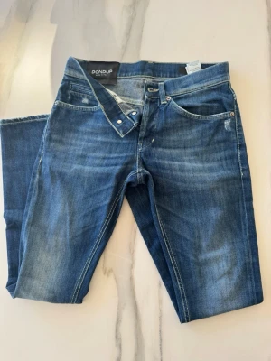 Blå jeans från Dondup - Blå Dondup George jeans. I storleken 29. Kom vid funderingar. Pris kan diskuteras!