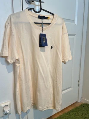 Beige t-shirt från Polo Ralph Lauren - Ny oanvänd, står Xxl men som Xl mått kan skickas 