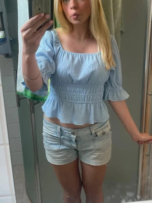 Ljusblå jeansshorts från Only - Säljer ett par jättefina ljusblå jeansshorts från Only, då de tyvärr inte passar mig längre. De är lågmidjade och i storlek W29, vilket motsvarar ungefär 38 i ”vanlig” jeansstorlek.  