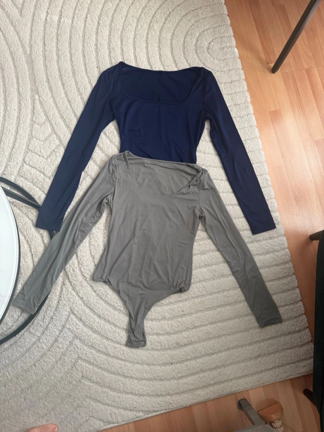 Två långärmade bodys i blått och grått