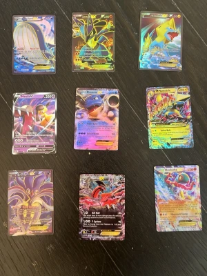 Pokémonkort samling holografiska - Samling med nio Pokémonkort, flera holografiska och full art. Korten har färgstarka illustrationer och motiv från Pokémonvärlden, tryckta på glansigt pappmaterial. Perfekt för dig som gillar samlarkort och vill ha unika motiv i din samling. Vet inte om alla är äkta. Går att sänka priset.