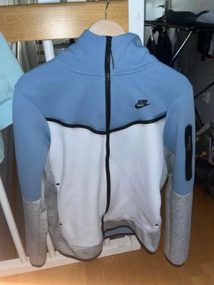 Nike tech fleece - Nike tech fleece blå vit grå färg. Som oanvänd. Inga håll eller något sånt 
