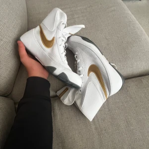 Nike machomai boxnings skor - Tja säljer nu mina nike machomais helt oanvända, pga att min boxnings klubb stängdes ner i julas och jag fick dom i julklapp och nu märkte jag att dom var för stora. annars väldigt snygga och bekväma. passar 37 38 och 38 o en halv. pris går o diskutera  
