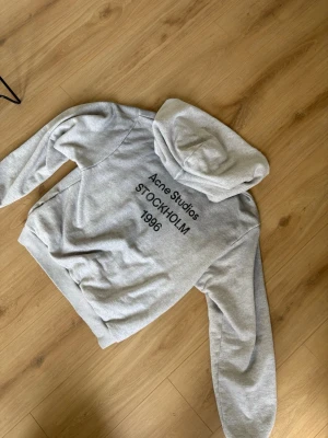 Acne Studios hoodie  - Säljer en Acne Studios hoodie som är i storlek M! Den är självklart äkta och kvitto och tags medföljer vid köp! Endast använd runt 5 gånger! Hör gärna av dig vid frågor eller funderingar! 