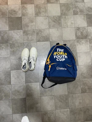 Puma elite fotbollsskor  - Säljer mina puma elite skor som är signerade av Carolina Seger en känd tjej fotbollsspelare. Dem är helt nya och kommer med väskan. Jag van de under gothia cup men de är tyvärr för små på mig. Utan autograf kostar de 3100 nya.