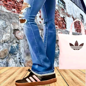 Svarta adidas originals sneakers! - Svarta adidas originals sneakers med rosa ränder i storlek 41. I nyskick.