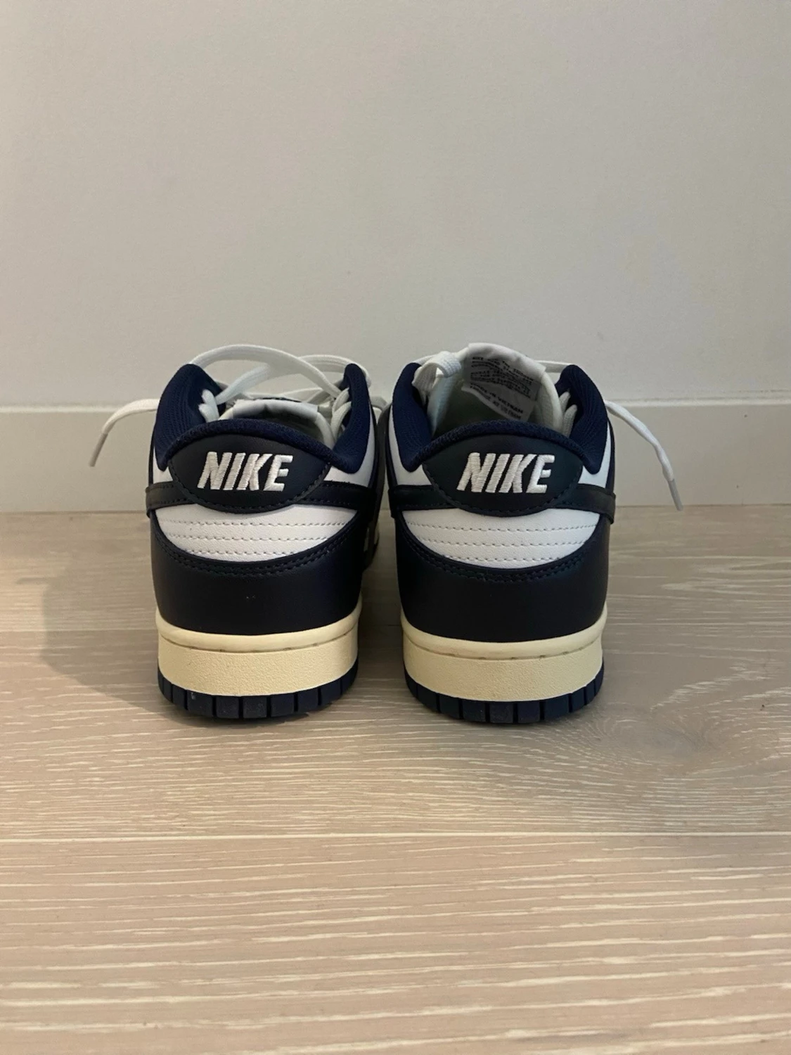 Nike Dunk Low navy och vita sneakers - 2