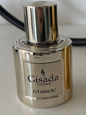 Gisada Titanium parfym - Exklusiv parfym från Gisada Switzerland i modellen Titanium. Flaskan är i blankt silverfärgat metallmaterial med elegant och modern design. Perfekt för dig som gillar lyxiga och stilrena dofter. Köptes ny 800kr, endast testad 1-2 gånger
