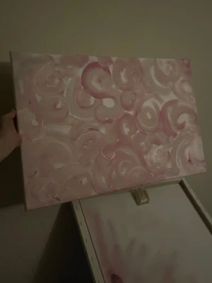 50 x 70cm Abstrakt rosa tavla på canvas - Säljer en unik abstrakt tavla målad på canvas med mjuka rosa och vita virvlar. Perfekt som dekoration för att ge rummet en kreativ och modern touch. Tavlan har rektangulär form och är handmålad med akrylfärg.