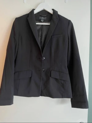 Svart kavaj H&M - Svart kavaj från H&M i storlek 36. Köpt på Vinted men var tyvärr för liten för mig. Mycket bra skick! 