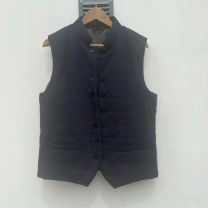 John Henric väst - Hallå! En mörkblå dunväst från John Henric! Passar perfekt nu till sena sommarkvällar.  (Size: M)  (Skick: 4/5)  (Retail: 1200kr)  (Vårt pris: 399kr). Hör gärna av er vid frågor & funderingar! /Mvh, WC Archive 
