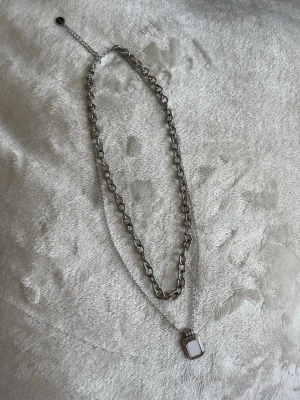 Silverfärgat lager-på-lager halsband - Halsband från Ur och Penn som inte används längre! Bra skick 