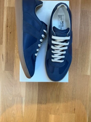 Mörk blåa Maison Margiela skor - Säljer helt nya Mörkblåa Maison Margiela Skor 