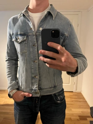 J.Lindeberg jeansjacka  - Säljer denna sjukt snygga jeansjacka från J.Lindeberg⭐️ Färgen är ljusblå och storleken är S✅ Den har inga defekter och skicket är utomordentligt🙌🤝 Sjukt najs passform och passar perfekt till hösten☀️🙌 Tveka inte på att höra av er dig vid minsta fråga eller fundering😊