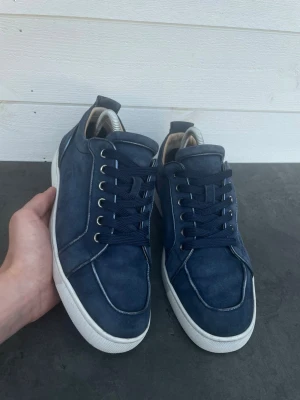 christian Louboutin Rantulow  - säljer min brors christian louboutin skor som är i fint skick. dem är 100% äkta. skriv vid frågor eller intresse 💕🤞🏼
