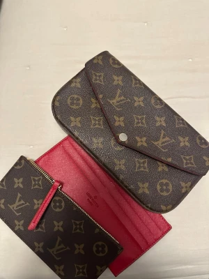 Louis Vuitton väska  - Säljer nu vidare min Louis Vuitton väska som är köpt vintage. Väskan har inga synliga skador dock saknar den axelremskedja (går att köpa till). Alla tillbehör på bilden medföljer. 